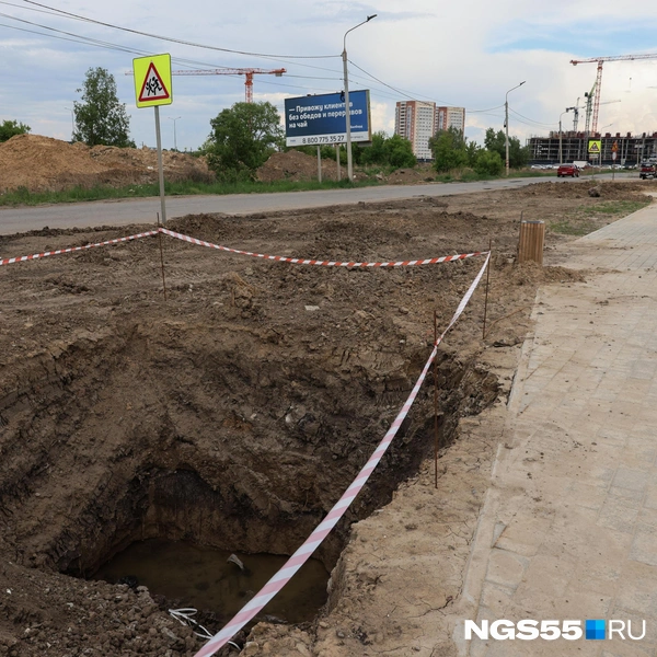 В темноте можно провалиться в огромную яму | Источник: Евгений Софийчук / NGS55.RU 