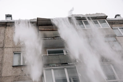 Врач из Якутска взыскала с УК компенсацию за разбитый снегом внедорожник