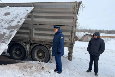 Водитель КАМАЗа погиб в бункере с гречкой под Саратовом