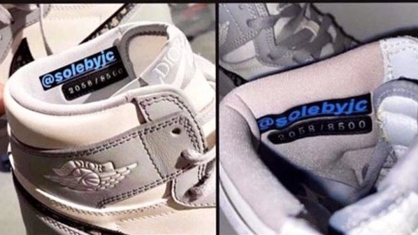 В Китае подделали кроссовки Dior x Nike Air Jordan по слитой в «Инстаграм» (запрещенная в России экстремистская организация) фотографии, приняв водяной знак за часть дизайна (фото и видео)