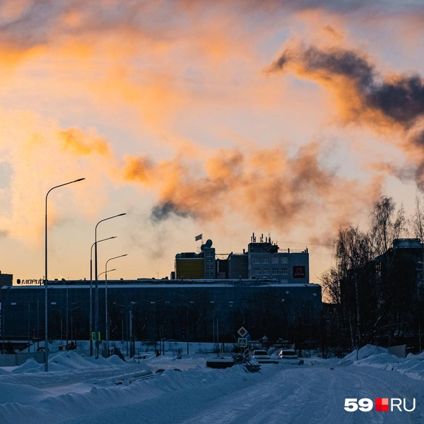 Дым отрывается от труб и, пускаясь в путешествие по небу, приобретает формы фантастических драконов | Источник: Тимофей Калмаков / 59.RU