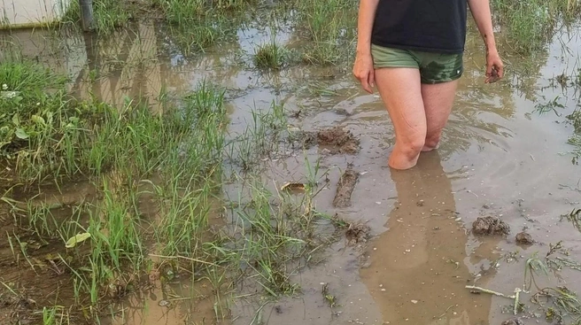 Некоторые участки затопило очень сильно — вода по колено | Источник: читатель 72.RU