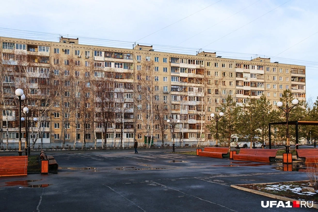 В сквере поставили новые скамейки и положили асфальт