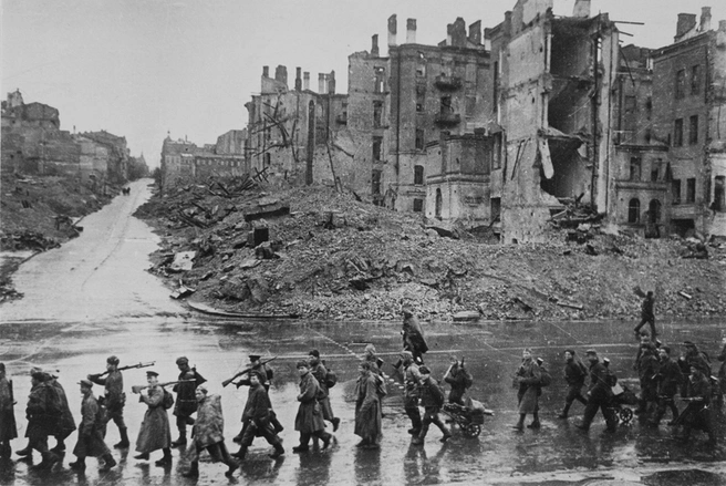 Советские солдаты идут по Крещатику в освобожденном Киеве | Источник: Аркадий Шайхет / Waralbum.ru