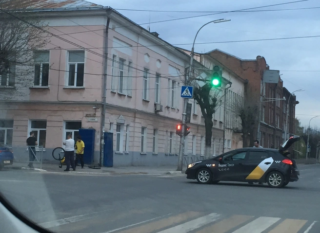 В центре Рязани автомобиль «Яндекс. Такси» сбил курьера «Яндекс. Еды» | ya62.ru