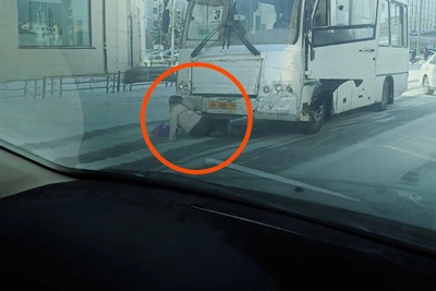 Пешеход упал перед автобусом в Якутске, а не сбит