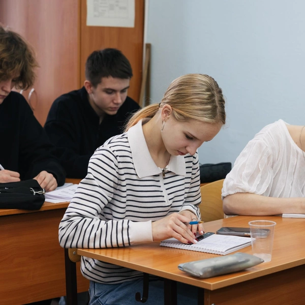 На занятии по обществознанию | Источник: УЦ «Вершина»