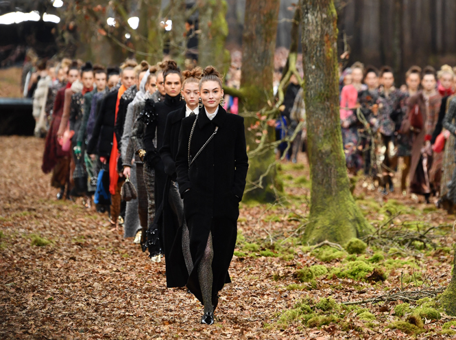 Фото №3 - Идеальная одежда для лесных прогулок по версии Chanel FW18-19