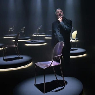Филипп Старк переосмыслил культовый стул-медальон Dior