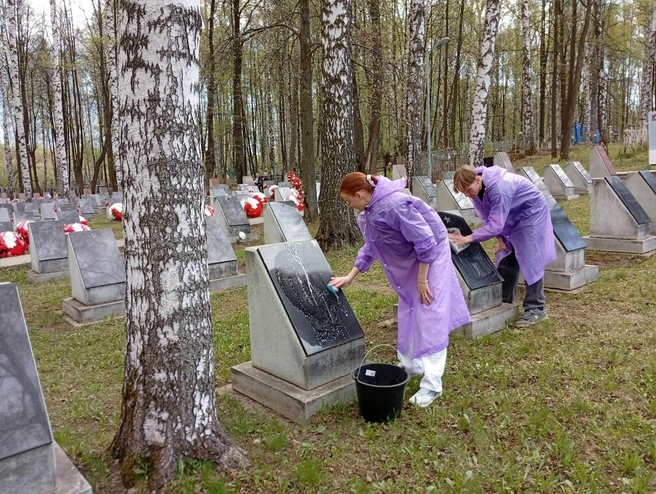 В этом году в канун 9 Мая поисковики очистили и помыли плиты на могилах воинского квартала Егошихинского кладбища, где похоронены бойцы, умершие в эвакуационных госпиталях Молотова | Источник: Поисковое движение России / Vk.com