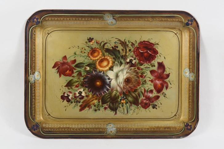 Поднос «На отдыхе». Московская область, деревня Жостово. 1950. Автор росписи — А. Ф. Леонтьев. Металл, масло, лак; ковка, роспись. 45×58 см. Из коллекции Жостовской фабрики декоративной росписи фабрики | Источник: Пресс-служба выставки