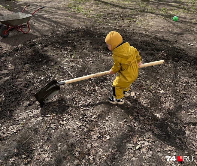 На уборку территории вышли даже самые маленькие | Источник: читатель 74.RU