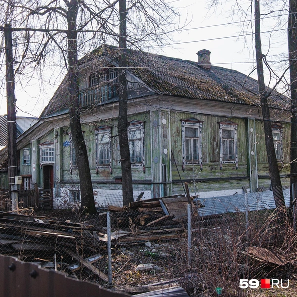 180-й дом на улице Борцов революции выглядит более старинно | Источник: Тимофей Калмаков / 59.RU