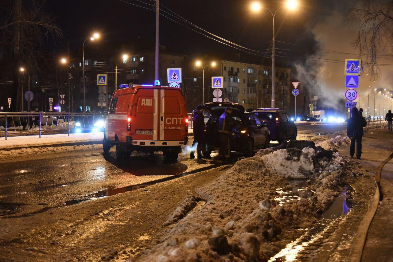 В центре Архангельска перекрыли дорогу из-за пожара