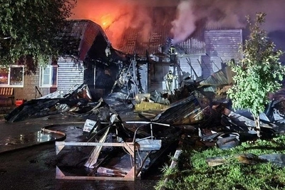 Автомойку уничтожил ночной пожар в Калининском районе