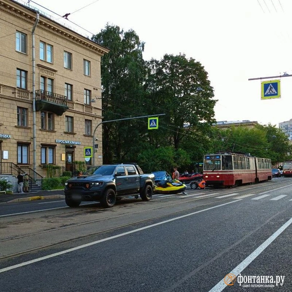 На севере Петербурга пробка из-за ДТП. На трамвайных путях лежат аквабайки | Источник: читатель «Фонтанки»