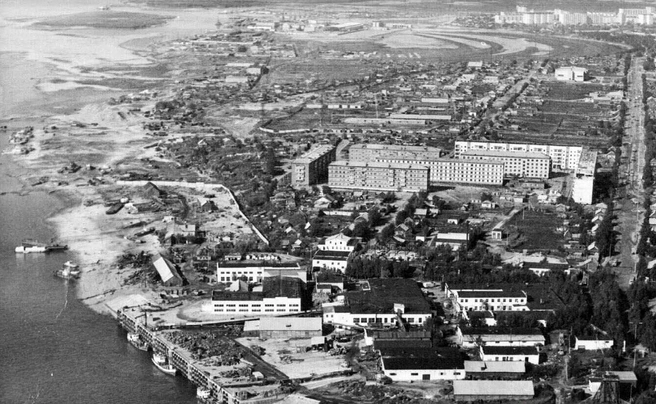 Черный Мыс, район рыбокомбината, улица Мелик-Карамова — почти вся в деревянных домах | Источник: «История Сургута / Ретро Сургут» / Vk.com