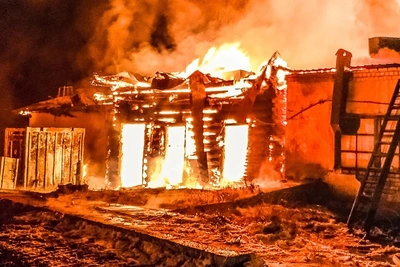 Трое детей спаслись из горящего дома в Зауралье