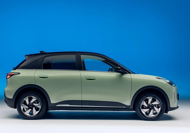 Geely EX2 (Xingyuan) стал лидером китайского рынка. Это одноклассник нашего «Атома», но в пять раз дешевле. Цена стартует от 65 тысяч юаней, то есть порядка 800 тысяч рублей. Его собирают и в Белоруссии, где прайс начинается от 1,1&nbsp;млн российских рублей | Источник: пресс-служба компании Geely