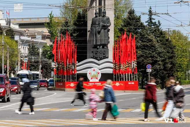 Памятник стрельцам-основателям Царицына тоже украшен ко Дню Победы | Источник: Алексей Волхонский / V1.RU