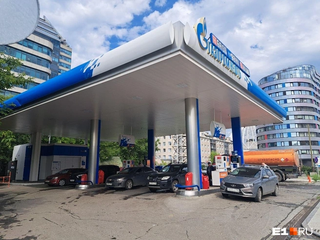 На «Газпромнефти» на Степана Разина все спокойно&nbsp;— все колонки заняты, но очередей нет | Источник: Кира Волкова / E1.RU