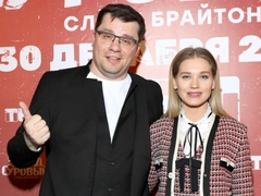 «У каждого свой вход и своя ванная»: дизайнер рассказала, как смогли ужиться в одном доме разведенные Асмус и Харламов