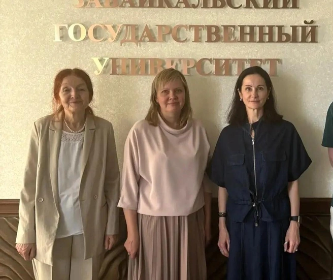 Ольга Яремчук в центре | Источник: Мартыненко про ЗабГУ / МАХ