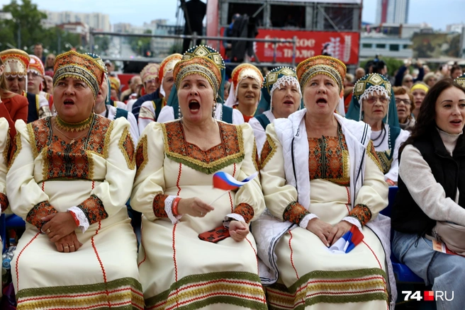 И зал подхватывает песню | Источник: Михаил Шилкин