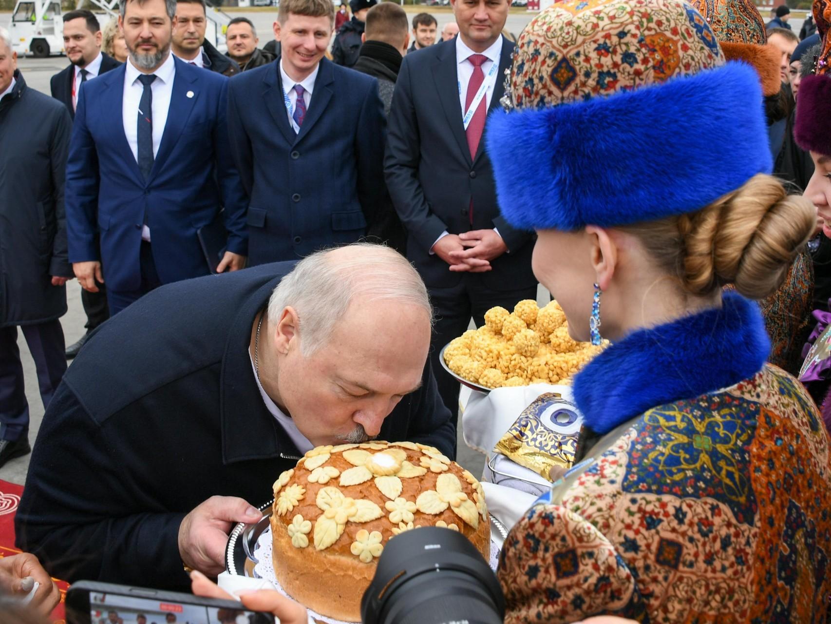 «Мне такое нельзя!» Лукашенко хотел пройти мимо чак-чака в Казани. Неплохая попытка