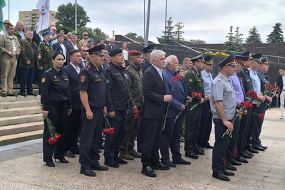 Сотрудники УФССП возложили цветы в День ветеранов боевых действий