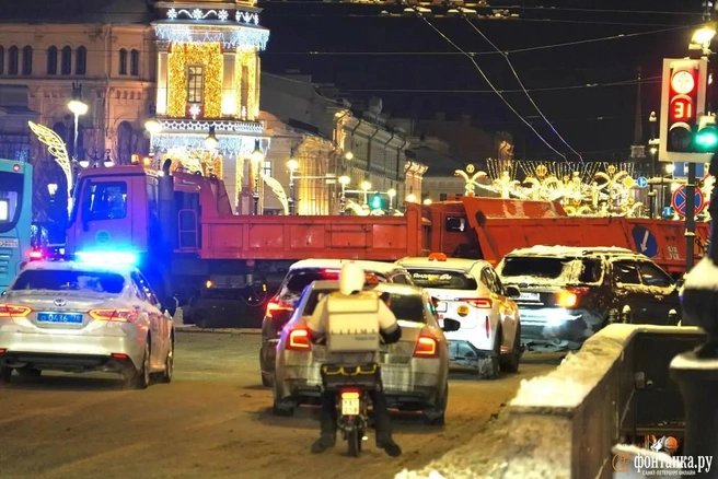 Собрались в центр в новогоднюю ночь? Подумайте дважды: в Петербурге ни проехать ни пройти | Источник: Павел Даиси / FONTANKA.RU