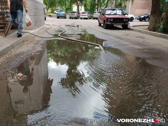Дом № 48 на улице Хользунова затопило. Воду из подвалов приходится откачивать насосами | Источник: Дмитрий Волгин / Voronezh1.ru