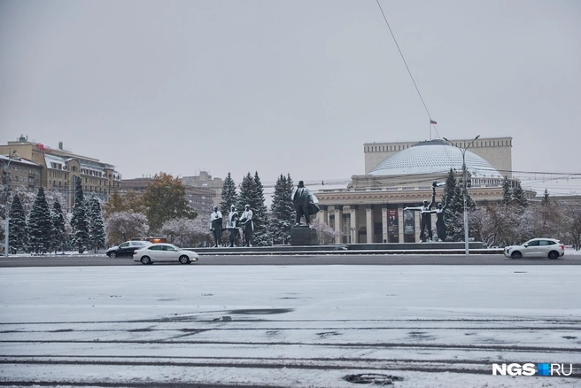 Так после снегопада выглядит площадь Ленина | Источник: Александр Ощепков / NGS.RU