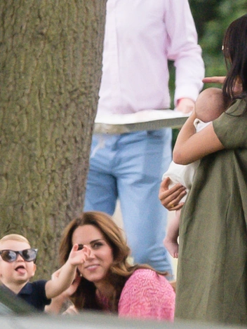 Герцогиня Кембриджская играет с принцем Луи, в то время как герцогиня Сассекская держит на руках маленького Арчи