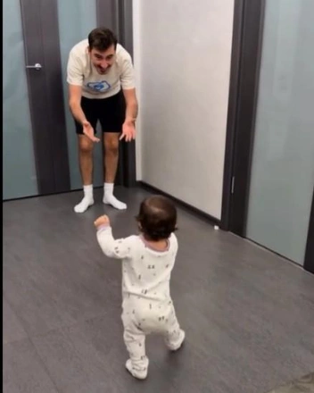 Артист показал первые шаги дочери