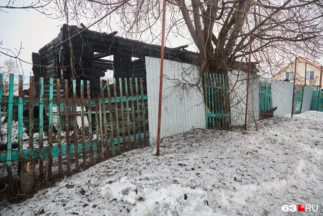 Задняя часть дома, выходящая на дорогу | Источник: Роман Данилкин / 63.RU