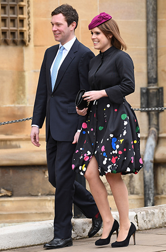 Айви коттедж: принцесса Евгения и Джек БруксбэнкПринцесса и ее супруг – новосёлы, они переехали сюда только в апреле 2018 года. Коттедж давно был обещан Евгении, которая жила с отцом и сестрой в Сент-Джеймском дворце. Но в здании велись технические работы. Евгения и Гарри – близкие друзья, и она была одной из первых, кто познакомился с Меган. У девушек много общих интересов, так что, говорят, обе были рады временному соседству.