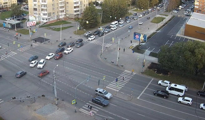 Настоявшись в пробке на 40-летия Победы, водители едут довольно агрессивно | Источник: камеры «Интерсвязи»