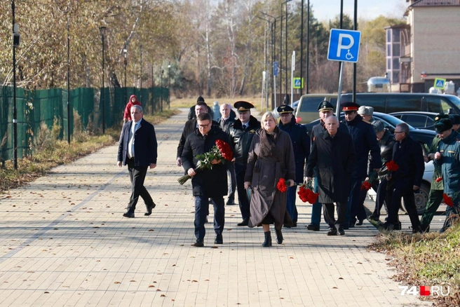 К мемориалу, созданному жителями Копейска и сотрудниками завода, приезжали губернатор и глава округа | Источник: Михаил Шилкин / 74.RU