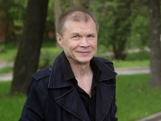 Разделся на сцене, ползал по ковровой дорожке, бросил американку. Эпатажный Александр Баширов