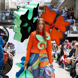 «Мен Қазақстанның мәдениетін тұғырға қойғым келді». Central Saint Martins түлегі Альбина Жаканмен әңгіме