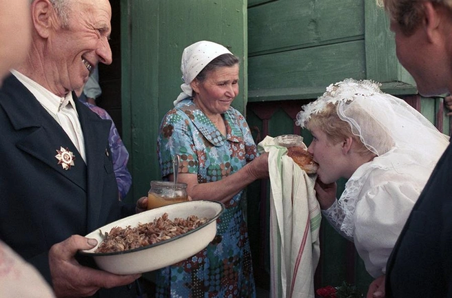 Ни одна свадьба в деревнях не обходилась без каравая | Источник: Игорь Зотин / Фотохроника ТАСС