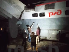 7 человек погибли и более 60 пострадали: мост рухнул на поезд в Брянской области