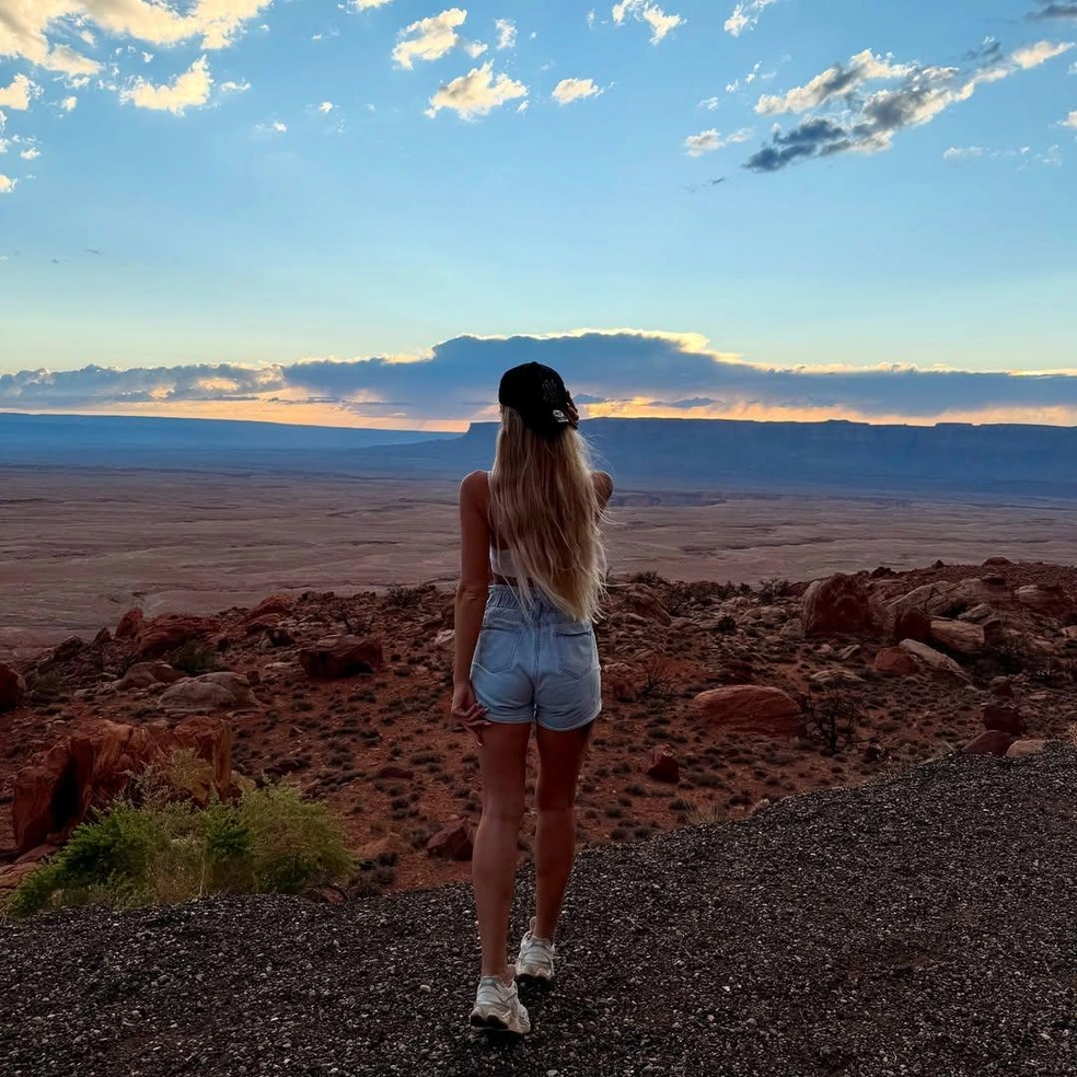 Екатерина в 33 года решила кардинально изменить свою жизнь и переехала в Америку вместе с дочкой и кошкой | Источник: _evmoshkova// Instagram (экстремистская организация, деятельность запрещена на территории РФ