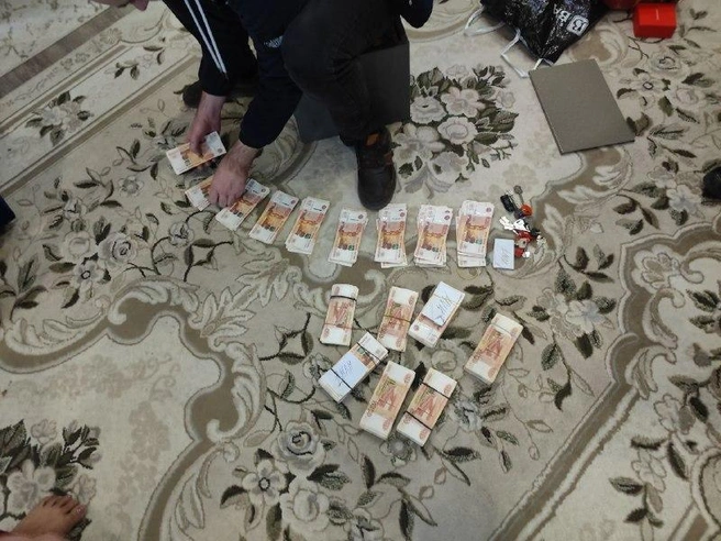 Силовики нашли при обысках 6,5 миллиона рублей | Источник: ГУ МВД по Новосибирской области