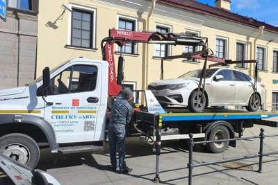 Проверка такси на площади Александра Невского: два авто на штрафстоянке