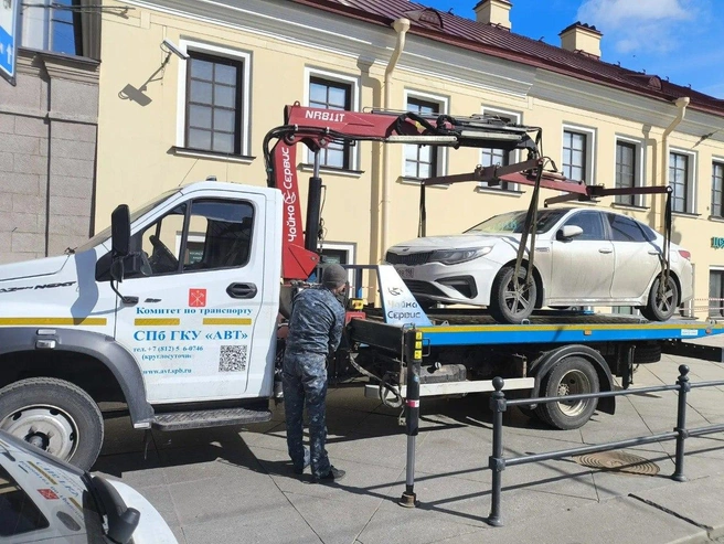 Таксистов поймали на нарушениях на площади Александра Невского. Два авто отправили на штрафстоянку | Источник: Комитет по транспорту СПб