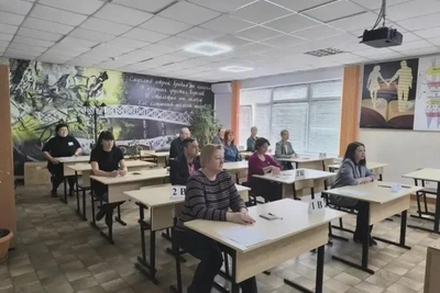 Родители благовещенских школьников испытали процедуру ЕГЭ