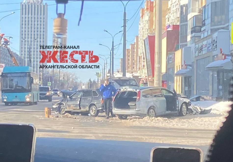 В центре Архангельска собралась пробка из-за ДТП 