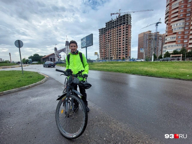 В холодное время года снаряжение велосипедиста увеличивается | Источник: Екатерина Железнова / 93.RU